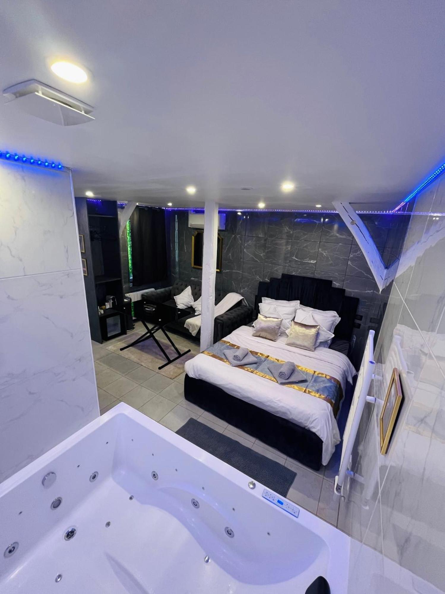 Room & Jacuzzi - Stade De France Saint-Denis  Luaran gambar