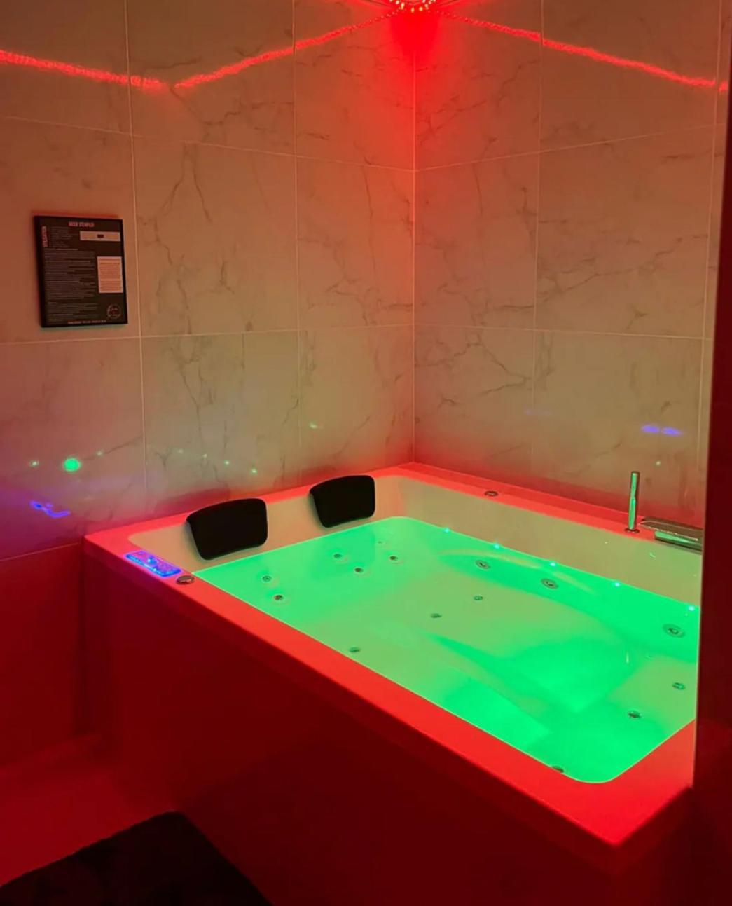 Room & Jacuzzi - Stade De France Saint-Denis  Luaran gambar