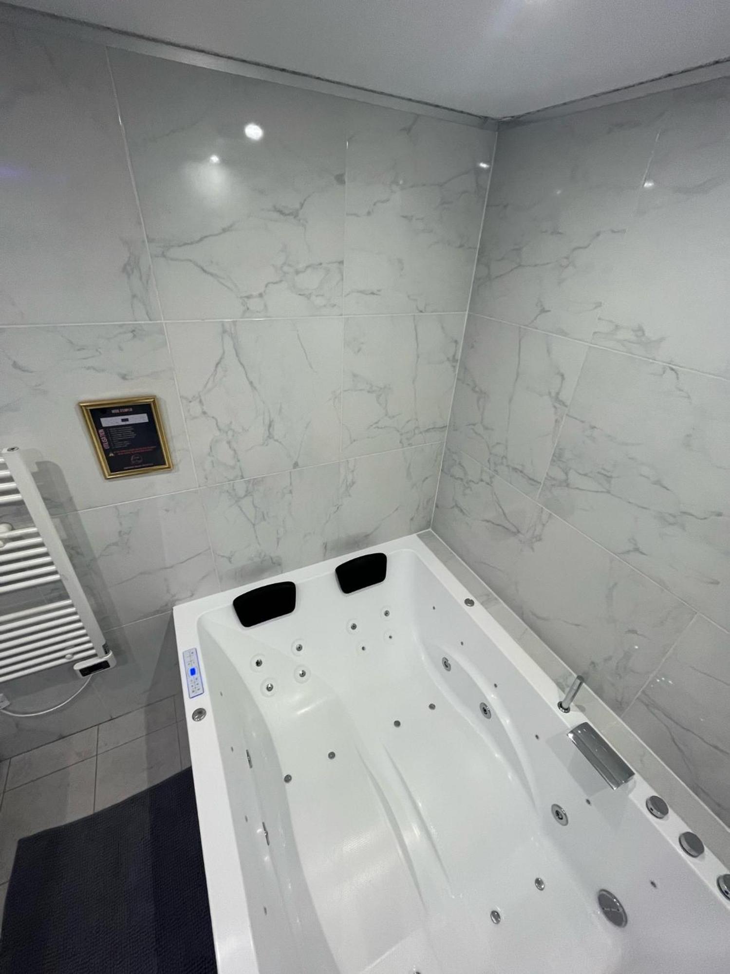Room & Jacuzzi - Stade De France Saint-Denis  Luaran gambar