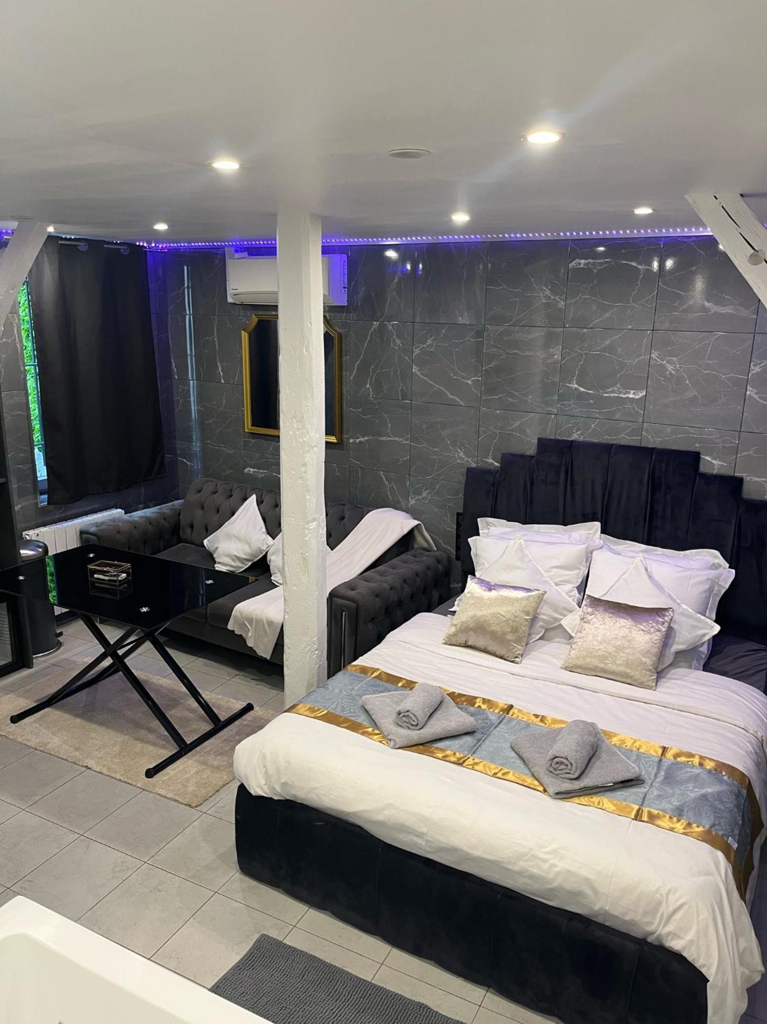 Room & Jacuzzi - Stade De France Saint-Denis  Luaran gambar
